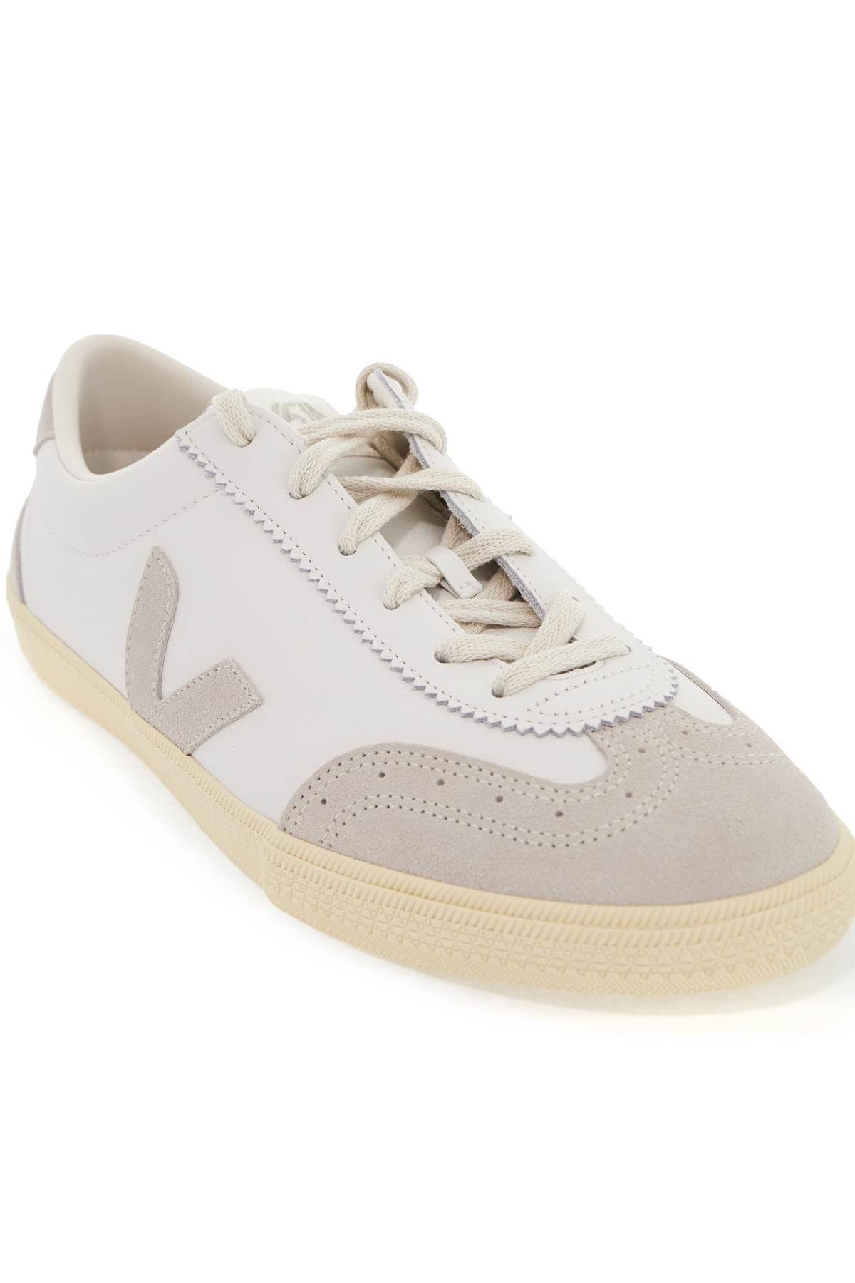 Shop Veja Volleyball Sne In White